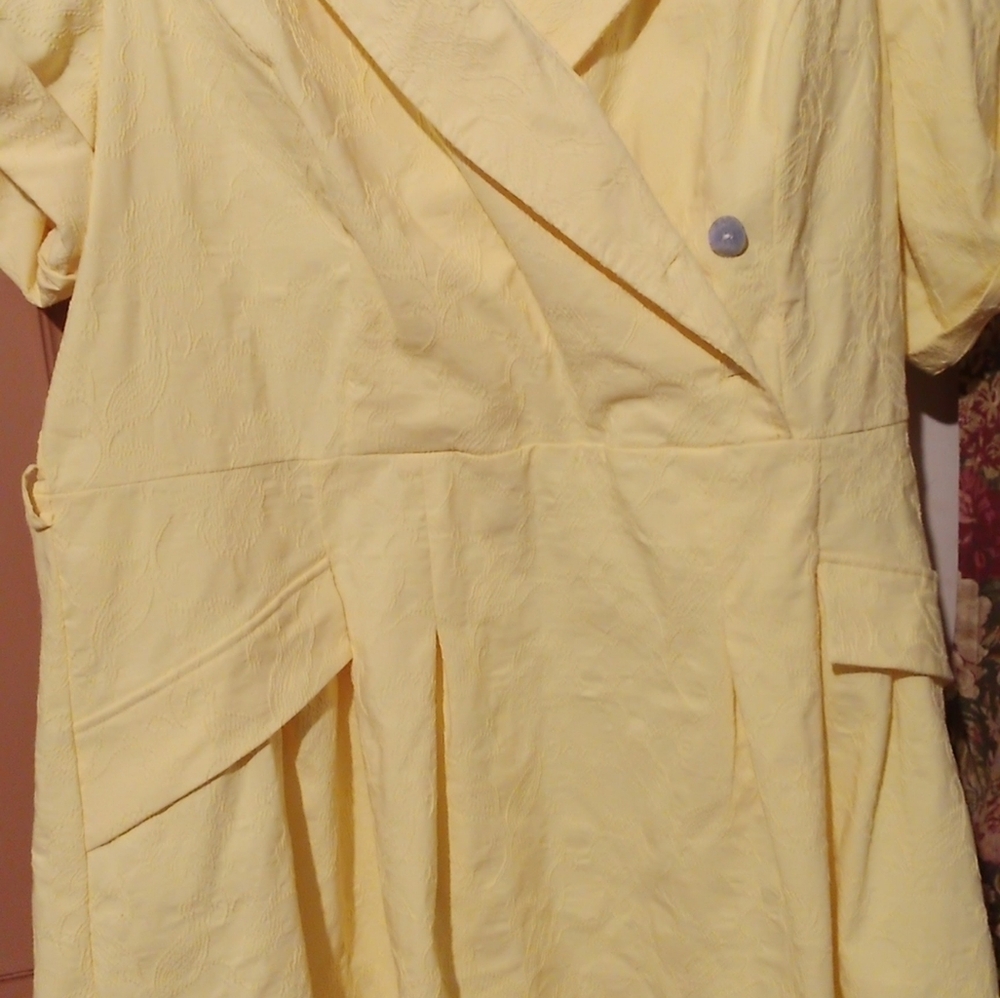 Liz Claiborne women size 24 short sleeves yellow dress with button / zipper